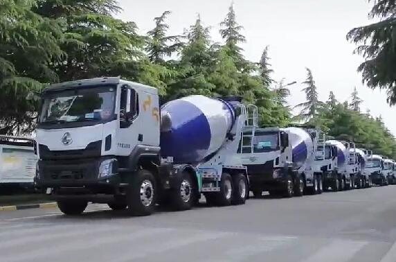 市場如此火爆，一批批新車交付用戶。場面壯觀！